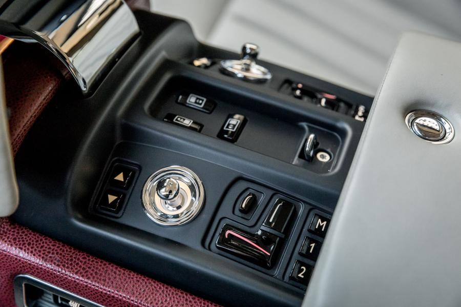 Детали интерьера Rolls-Royce Phantom EWB 2007 года  (NA) (фото 58 из 105)